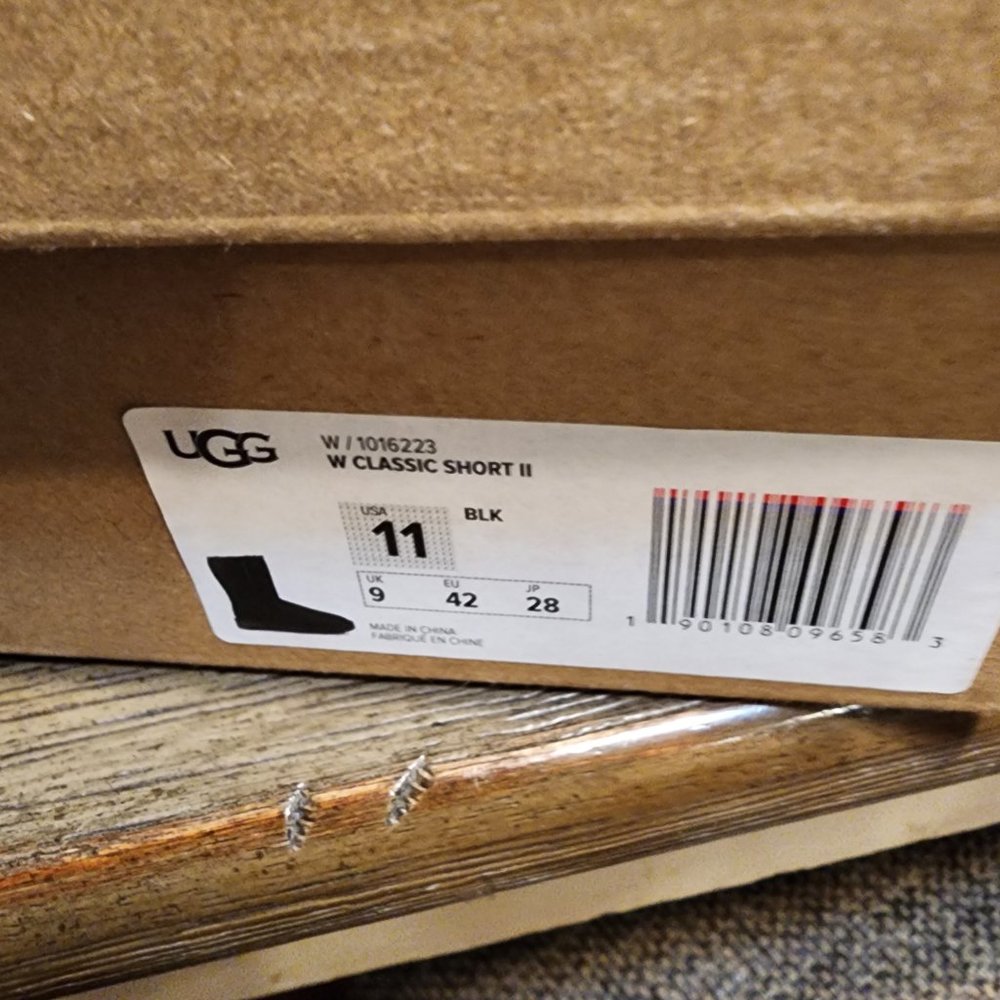 UGG Womens Classic Short II, NWT Black Size 11 - Picture 9 of 12